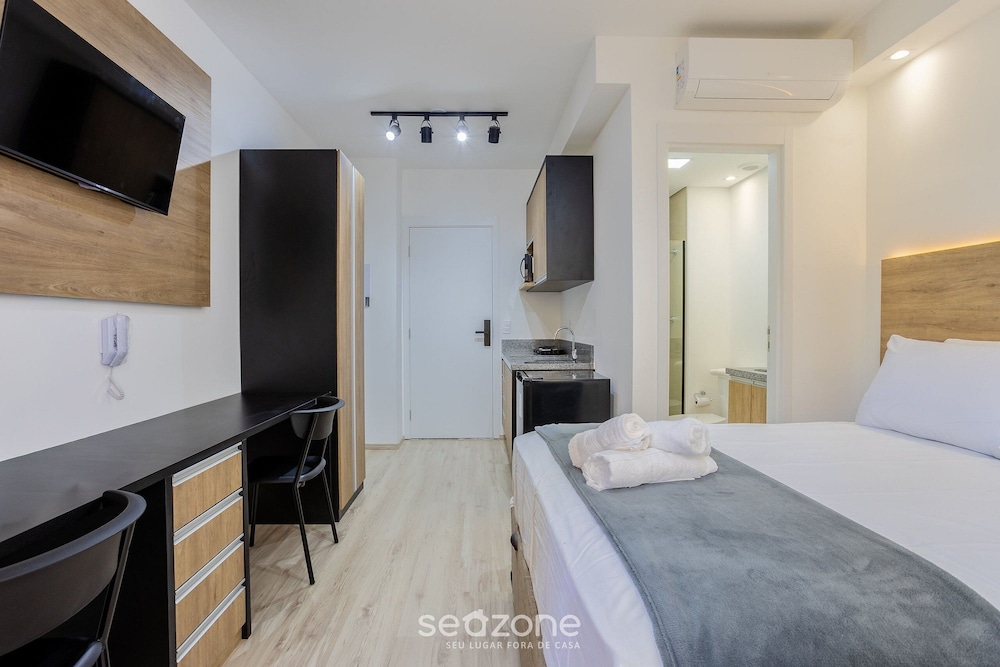 Apt w/ Balcony & View, 650m From the Metro Nik0504
