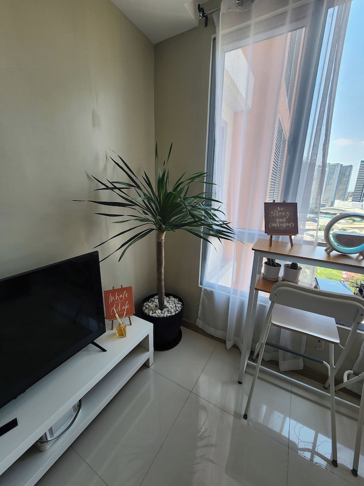 Cozy 1BR Condo in Mandaluyong City With City Skyline View