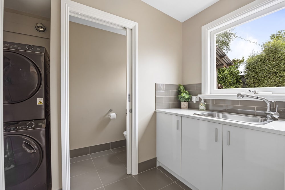 Lovely 3-bed With Alfresco Dining in Prime Suburb