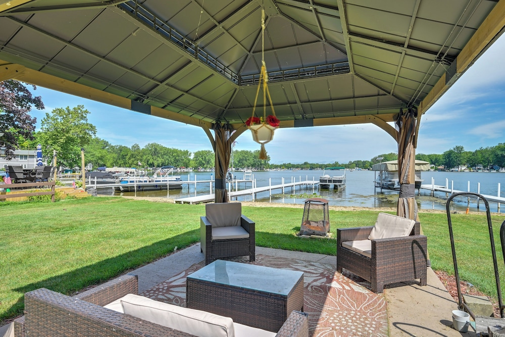 Lakefront Warsaw Home w/ Private Dock + Golf Cart