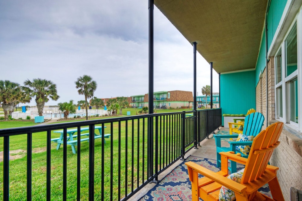 3 Condos in Beachfront Complex w Pool Sleeps 22 Island Retreat 3-unit Buyout