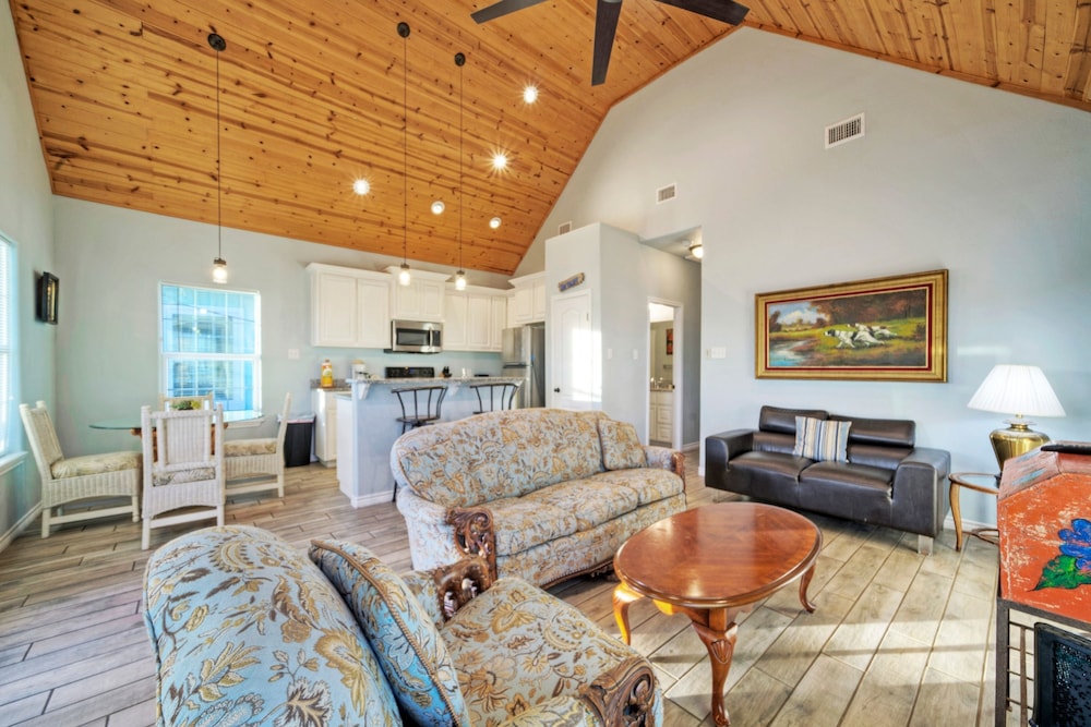 Oscar s Lodge by Avantstay Dock Pool Access