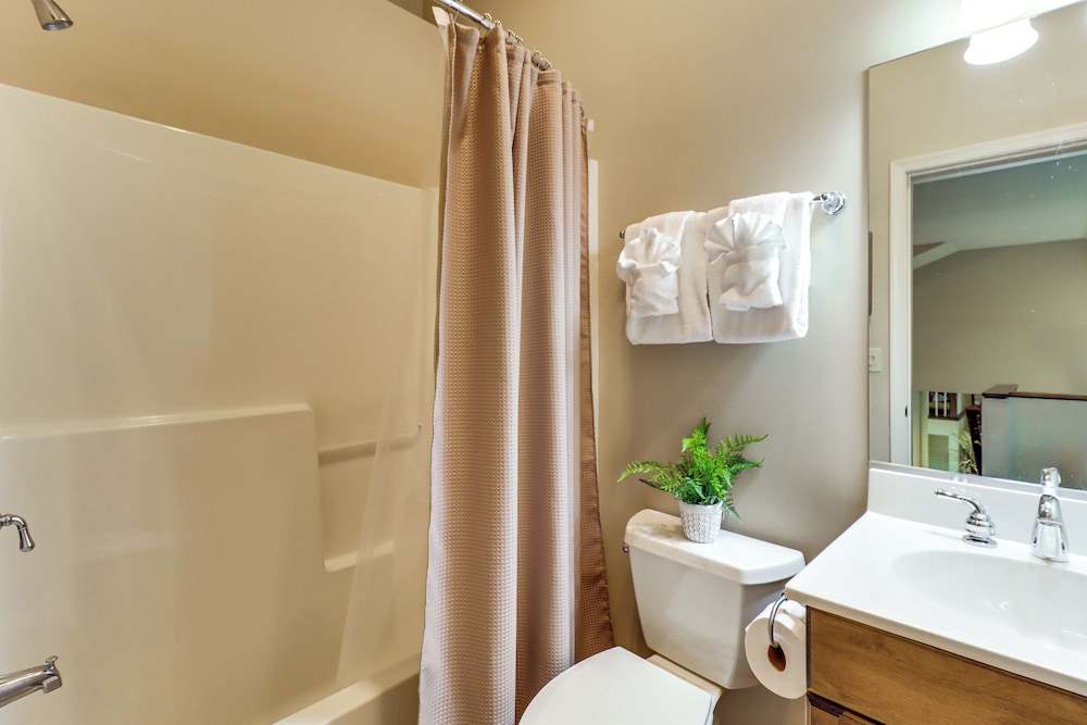 Beach Access & Hot Tub: Retreat in Lake Harmony!