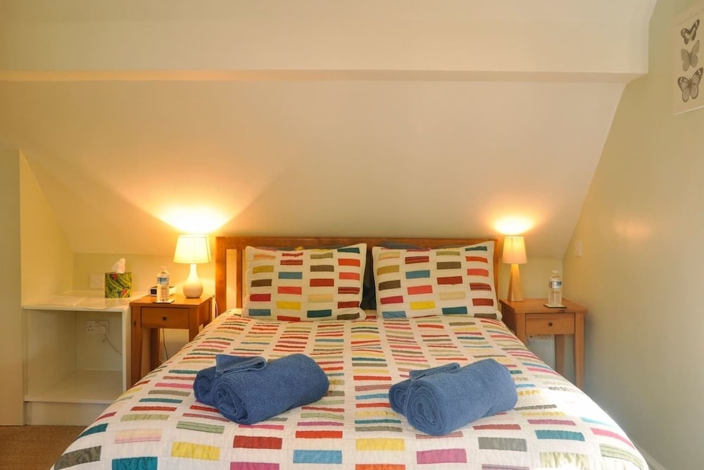 Moseley - House - Sleeps 4 - Parking - Garden view 2