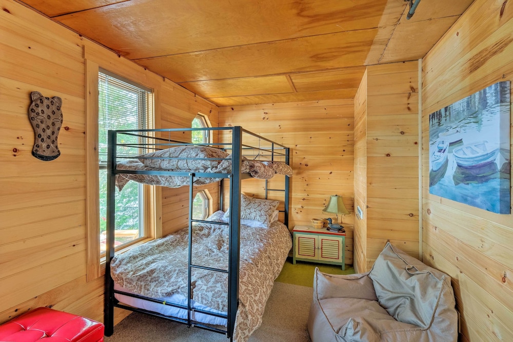 Cozy Lakefront Madison Cabin w/ Dock & Kayaks