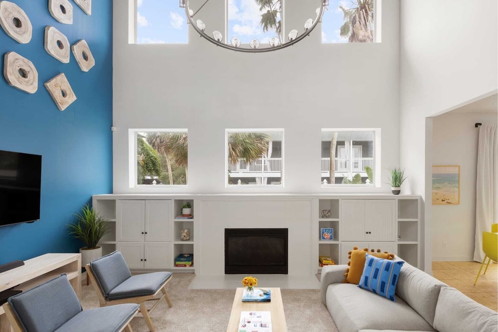 Sleeps 18! Pool, Hottub, Game Room, Blocks to Beach Vilano Villa by Avantstay
