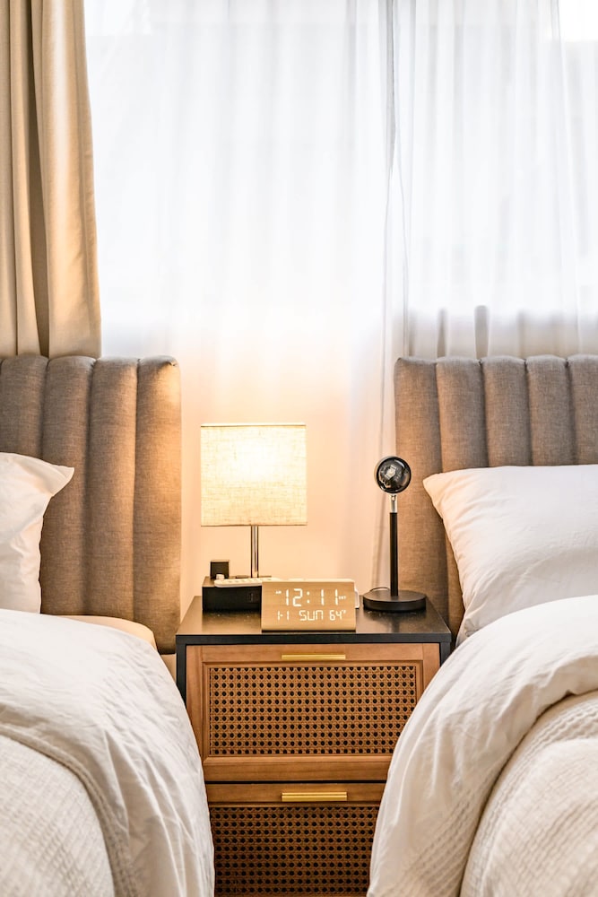 Modern Cozy Retreat Stylish Stay With Patio Parking