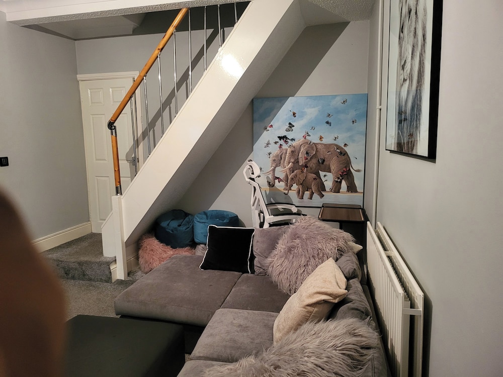Apartment - Sleeps 5 - Great Location - Parking