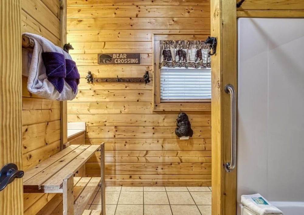 Hillbilly Hideaway 4 Bedroom Cabin