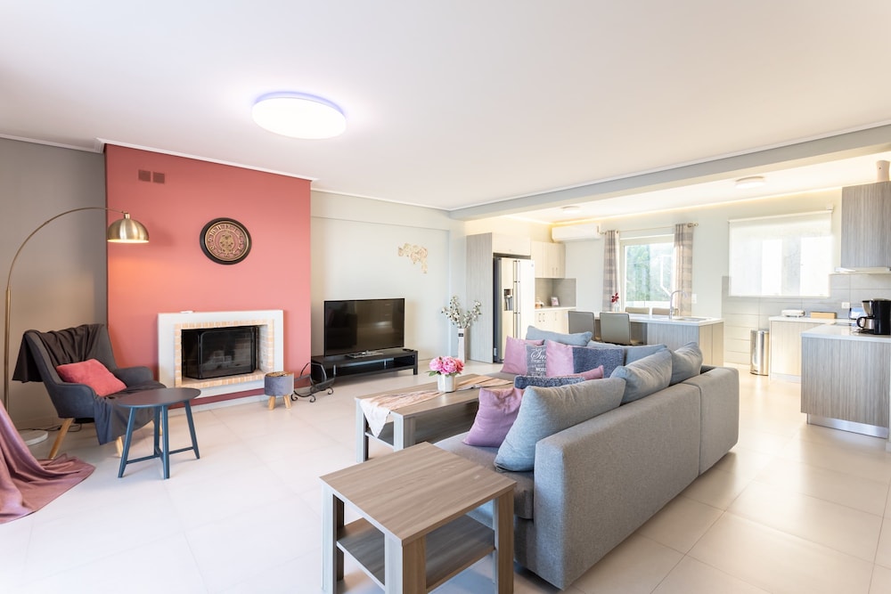 Beachfront Artemida Retreat - Peony Seabreeze Gem