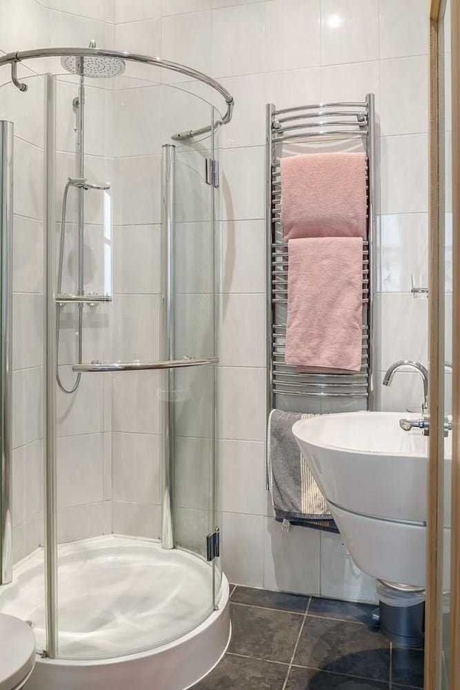Specious Family Kensington 5-bed House, Sleeps 12