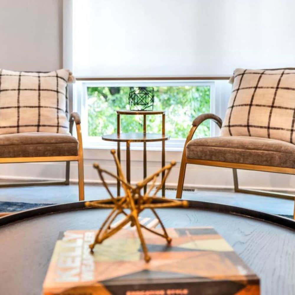 Spacious 4BR Minutes From Broadway- Sleeps 14 view 3
