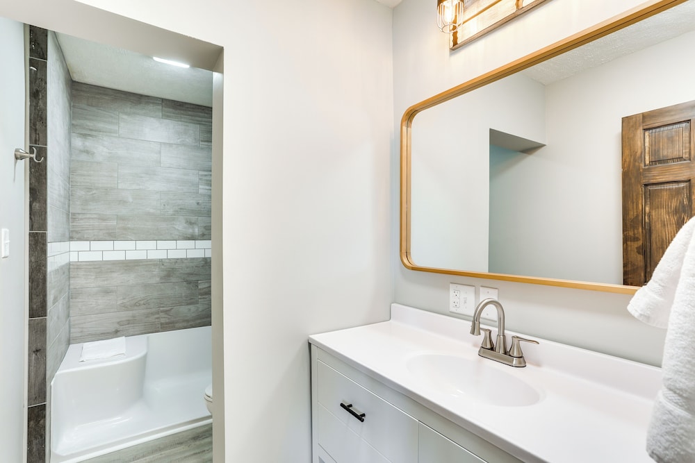 Golf, Shop, Tour & More: Oakland City Apartment