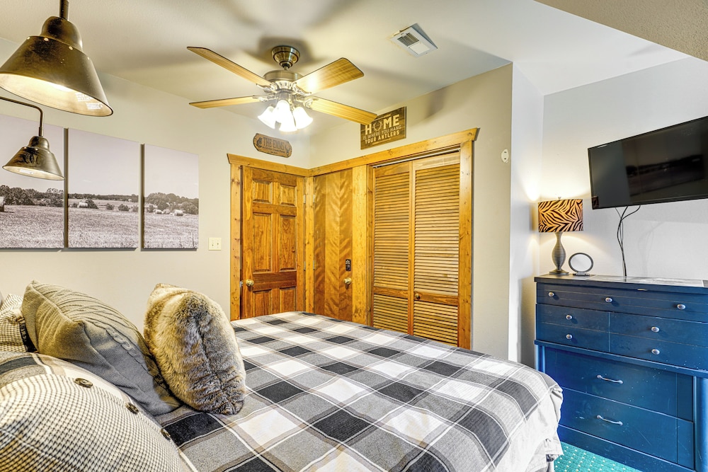 'the Lodge at Crider Creek' Getaway on 140 Acres!