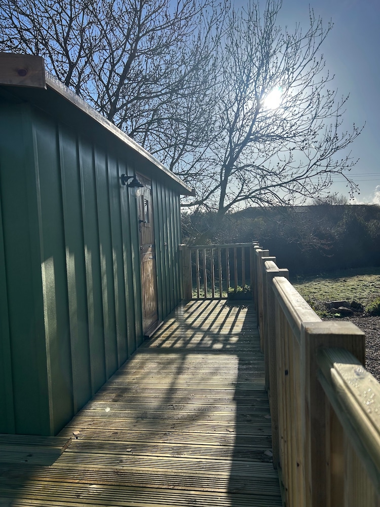 Fernlea Luxury Shepherds Hut - Sleeps 2 & Hot Tub