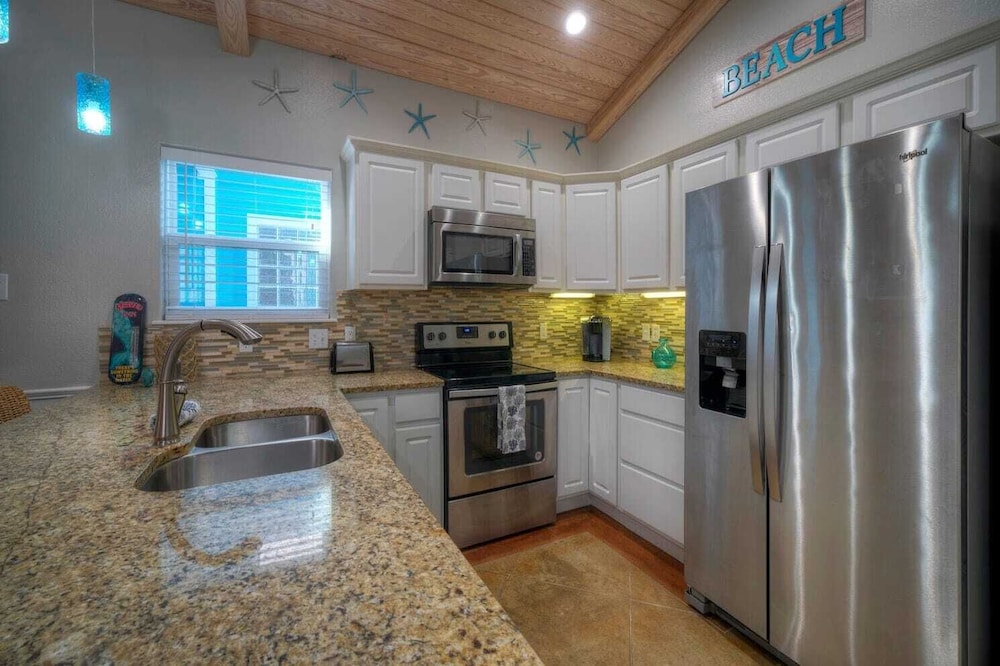 Sleeps 18 2 Beach Homes w/ 2 Pools, Playground, Covered Patios Pirates Bay