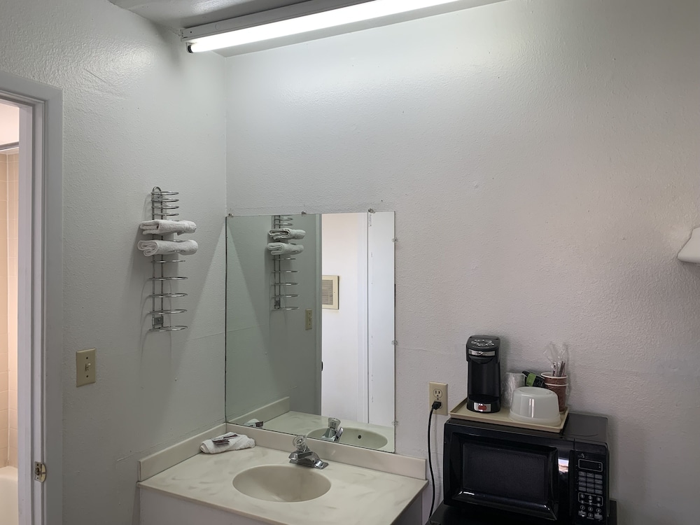 Kingman Vacations - Economy Inn - Property Image 1