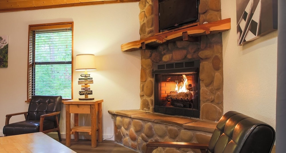 The Trail House At Eagle Ridge 2 Bedroom Cabin by Redawning view 4