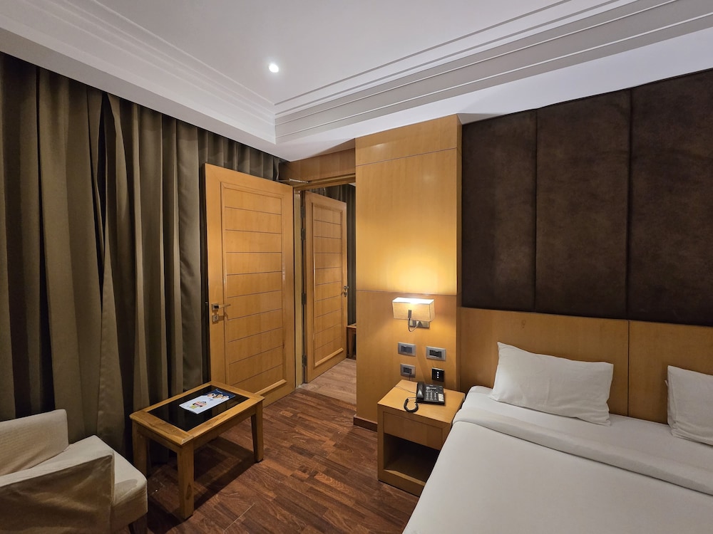 HOTEL SHEMRON