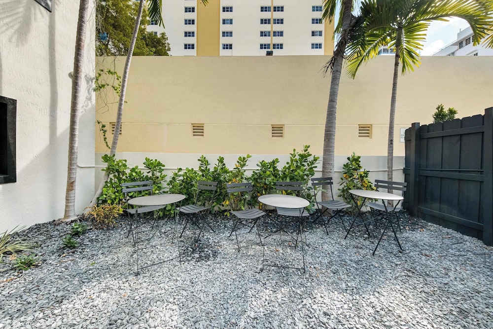 Retro Miami Getaway With Free Parking 1 Minute From Beach