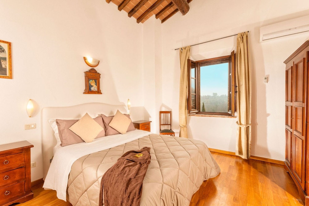 Podere Baiocco Sleeps 22 People 2 Private Pools Walking Distance to Town-podere Baiocco