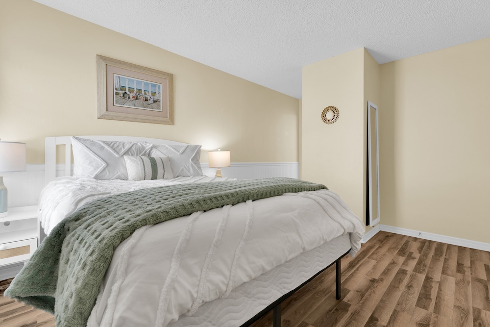 South Facing Pool & Spa - Emerald Island Gated Resort - Image 4