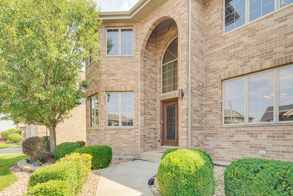 Game Room & Deck: Family Home in Chicago Area!