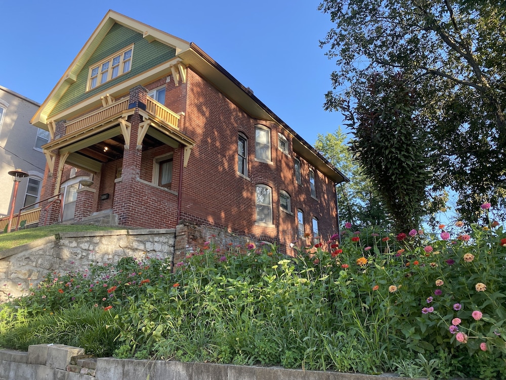 Vineyard Mansion & Carriage House Bed & Breakfast