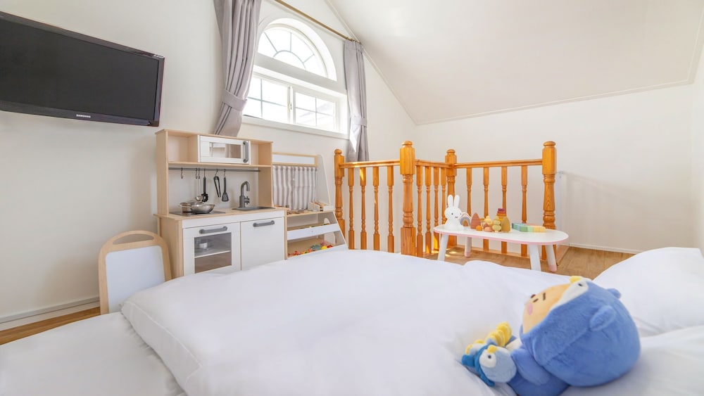 Ganghwa Hi Mom Kids Spa Pension Yellow