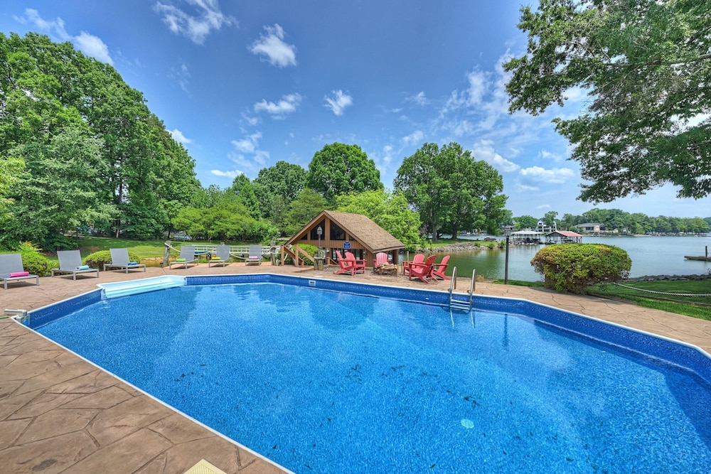 Stay Awhile by Avantstay Lakefront Pool Dock