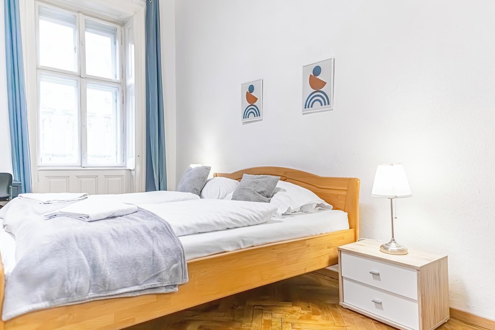 3 Apartments For 16 Near Lugner