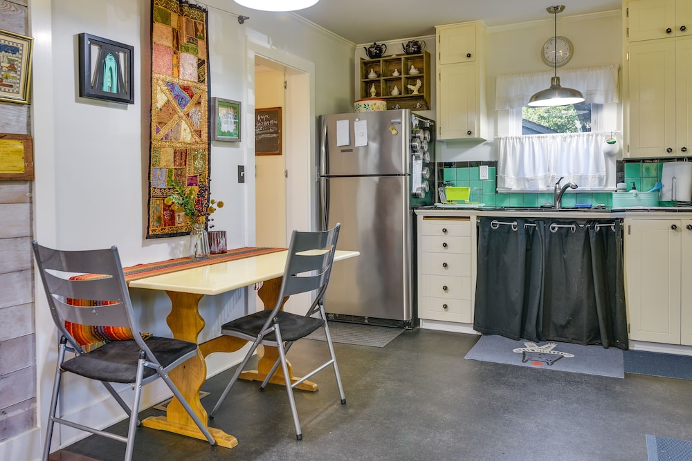 Charming City Cottage ~ 8 Mi to Downtown Portland! view 4