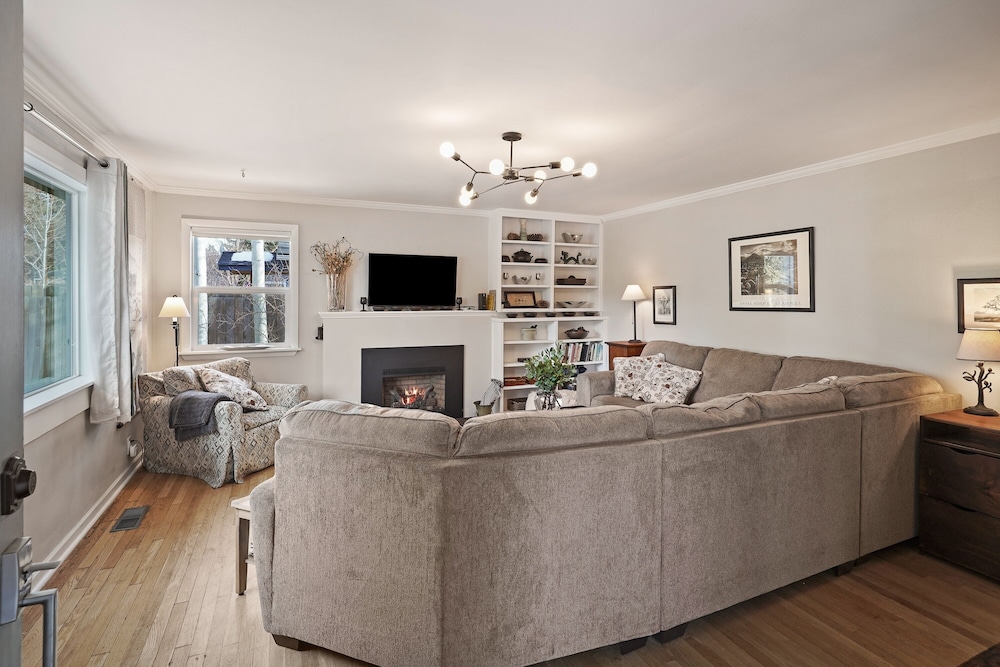 North West Nest 30 Day Minimum 2 Bedroom Home by RedAwning