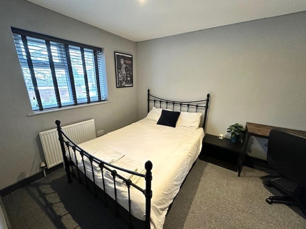 Leamington Spa-3 Bed-garden-pets-parking