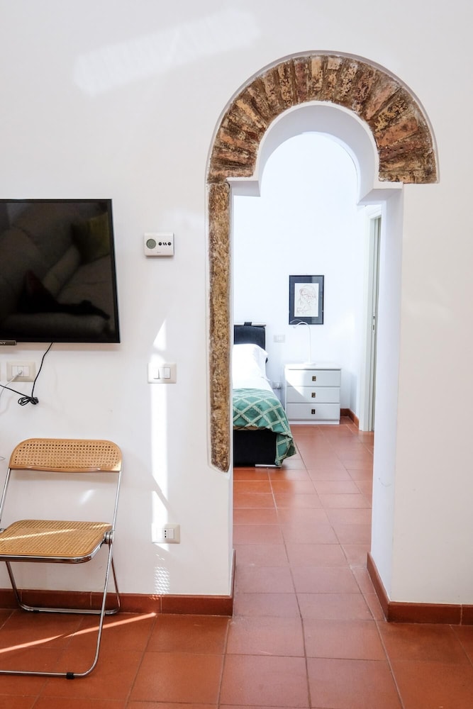 Trastevere Charming Retreat on Cobblestone Street
