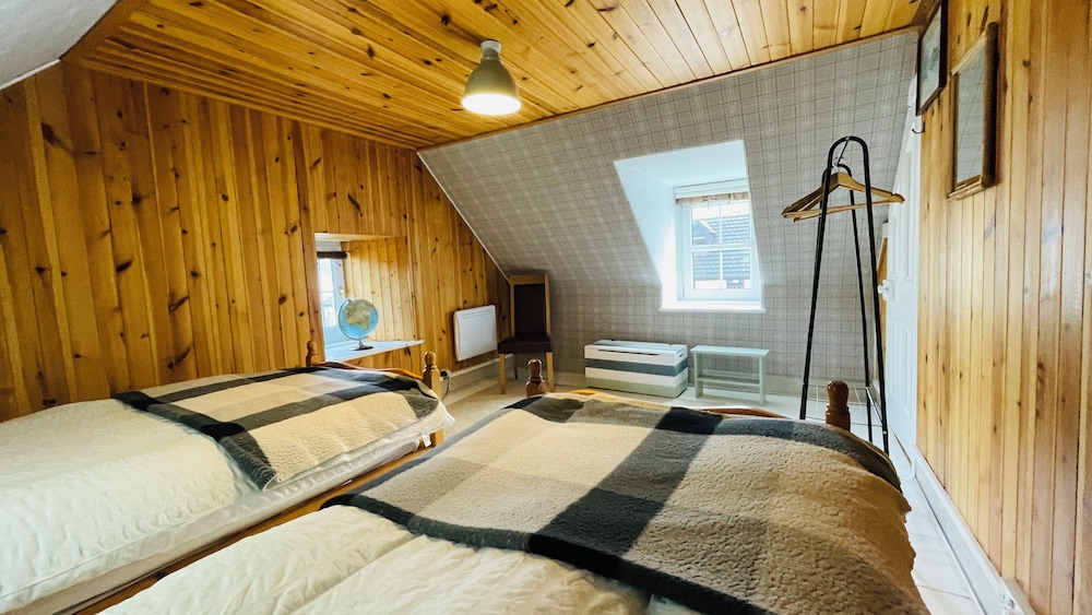 Traditional Highland Cottage Near Loch Ness-sleeps 6