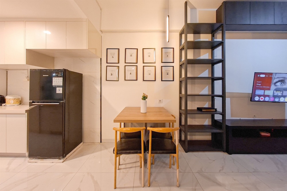 Monochromatic 2Br With Extra Working Room Apartment Sky House Bsd