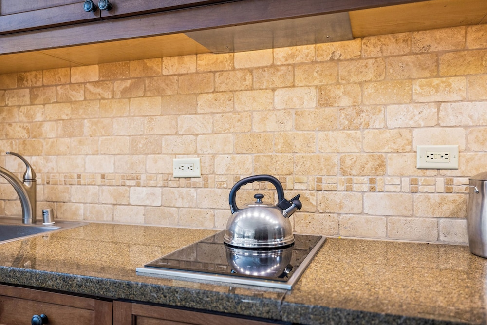 Condo w/ Fireplace & Community Perks