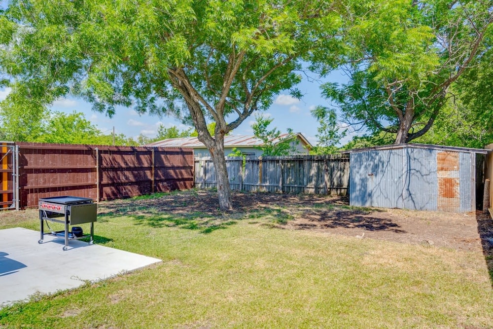 Modern 3 2 two Kings hot tub Fire pit 16min to Wine Trail Nearby Pickleball Courts Pools