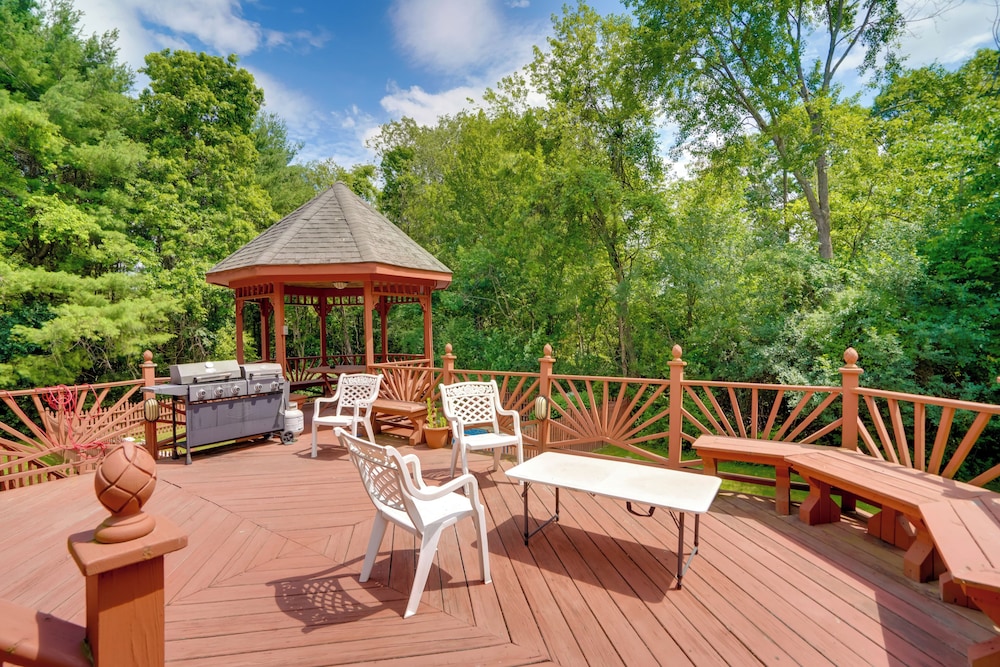 Luxury Mansion Rental w/ Rec Room in Niskayuna!