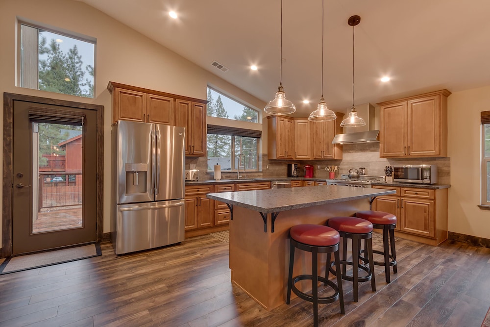 Silver Pines - Ski or Summer 30+ day Home
