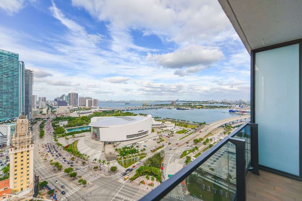 Breathtaking Studio with Bay & City View