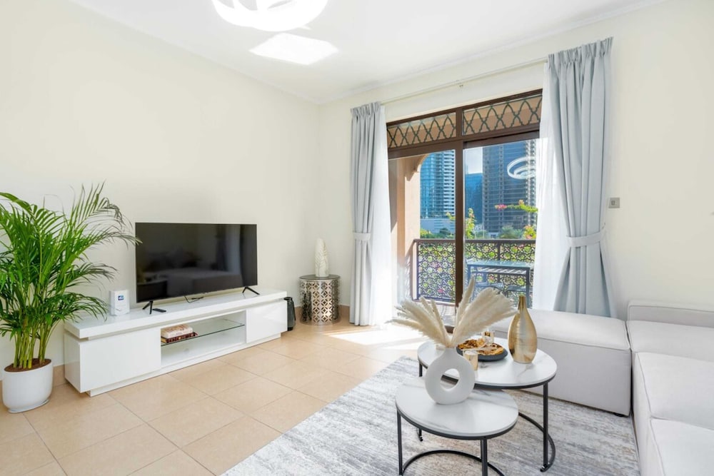 Stylish 1BD Apartment w/ Balcony, Downtown Dubai!