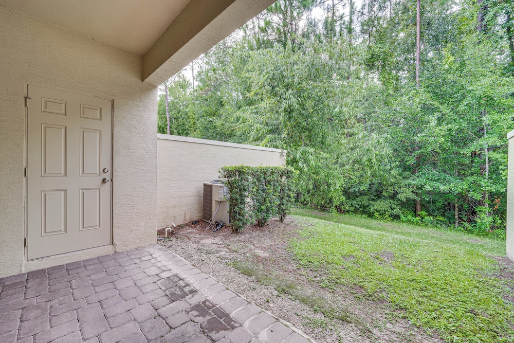 7 Mi to Disney: Davenport Townhome w/ Patio & Pool