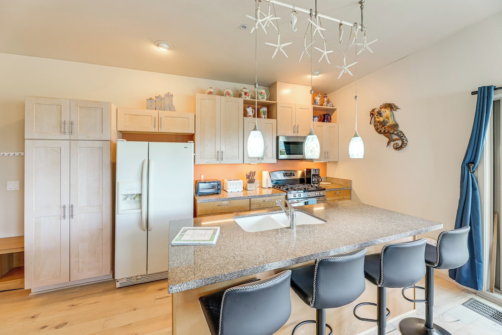 Steps to Pirate Cove: Oregon Coast Condo w/ View