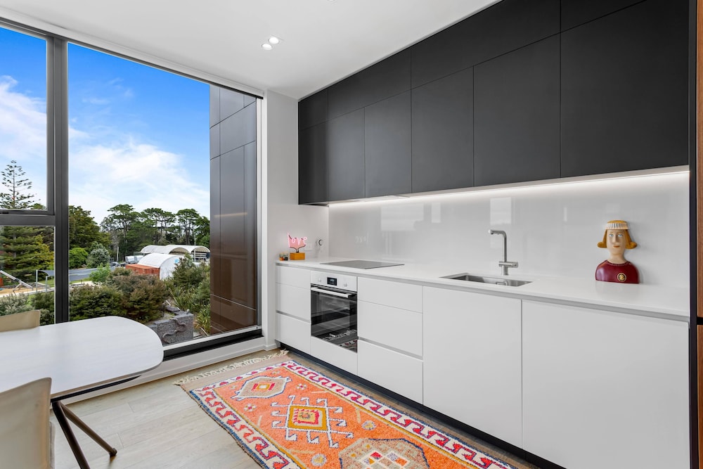 1BR with Balcony Close to Ferry by Zodiak Stays