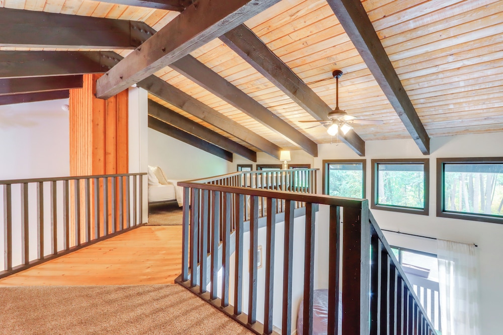 Walk to Twin Lakes: All-season Idaho Condo!
