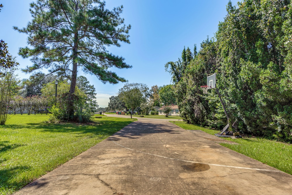 Quiet & Convenient Tallahassee Home, 4 Mi to Lake!
