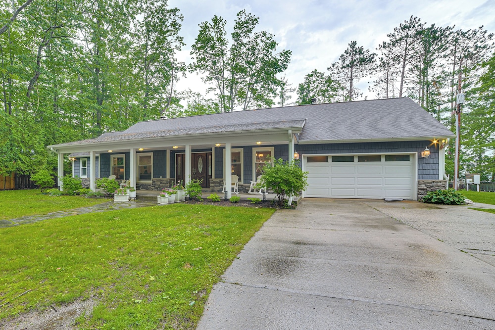 Sunroom, Dining Pavilion & More: Gem on Burt Lake!