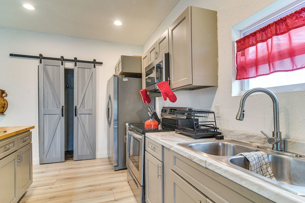 Close to Attractions: Tampa Retreat w/ Yard!